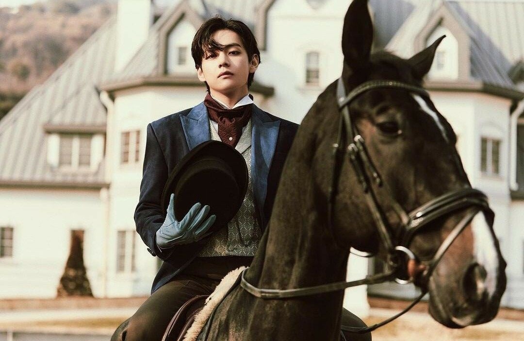 کیم تهیونگ، خواننده کره‌ای با استایل اولد مانی سوار بر اسب
