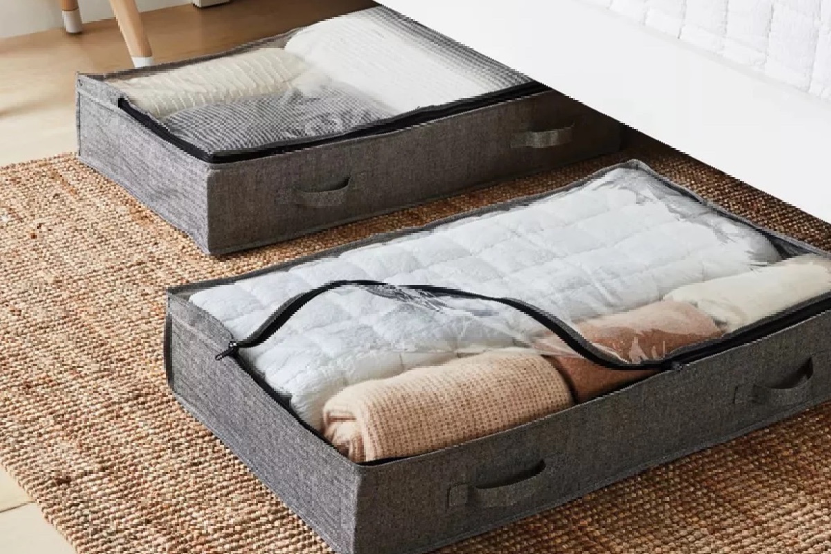 قرار گرفتن باکس های لباس های بسته بندی شده در زیر تخت، یک گزینه ایده آل است.