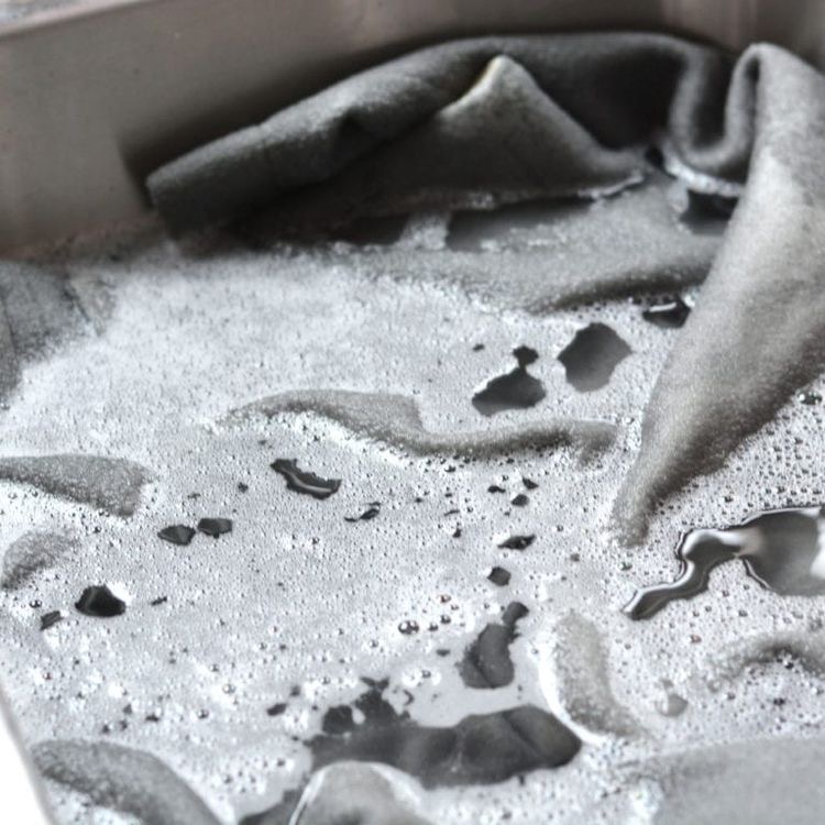 خیس خوردن پارچه ی پشمی با مواد شوینده قبل از شست و شو با دست