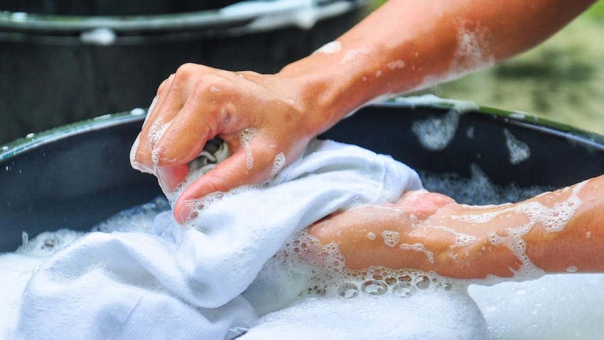 شستن لباس با دست