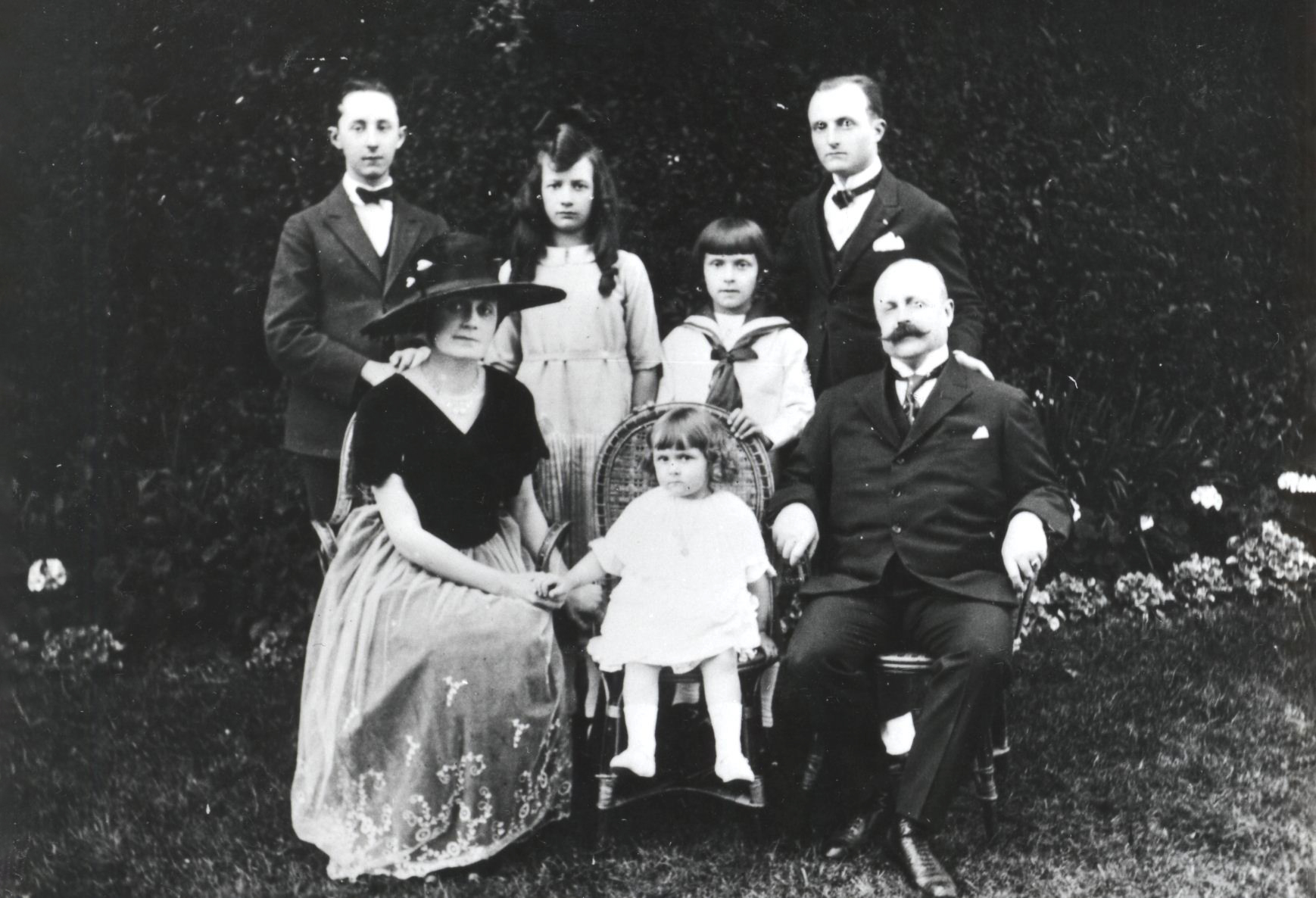 کودکی کریستین دیور در کنار خانواده
